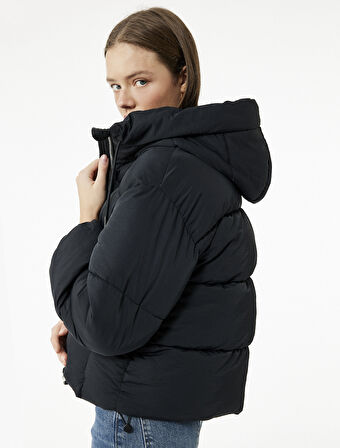 Rahat Kalıp Fermuarlı Kapüşonlu Kapitoneli Dik Yaka Şişme Mont