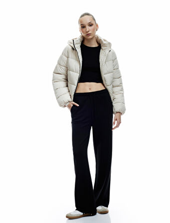 Kapüşonlu Uzun Kollu İçi Suni Kürklü Fermuarlı Cepli Şişme Mont