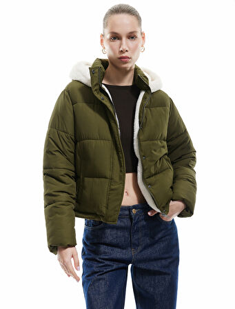 Kapüşonlu Fermuarlı İçi Peluş Çıtçıt Düğmeli Cepli Şişme Mont