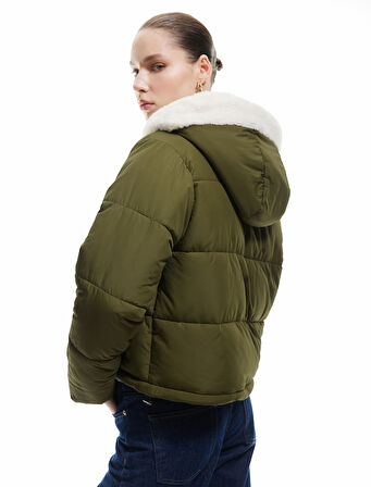 Kapüşonlu Fermuarlı İçi Peluş Çıtçıt Düğmeli Cepli Şişme Mont