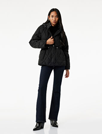 Beli Bağcıklı Uzun Kollu Cepli Su İtici Kapüşonlu Kapitone Şişme Mont