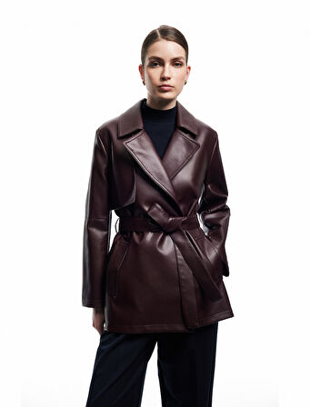 Astarlı Kemerli Rüzgar Kapak Detaylı Cepli Uzun Kollu Kruvaze Suni Deri Trençkot