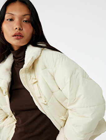 Uzun Kollu Suni Kürk Yaka Fermuarlı Cepli Kapitone Ceket