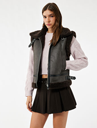 Dik Yaka Fermuarlı Cepli Peluş Detaylı Yelek