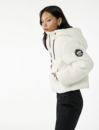 Kapüşonlu Uzun Kollu Peluş Detaylı Baskılı Şişme Mont