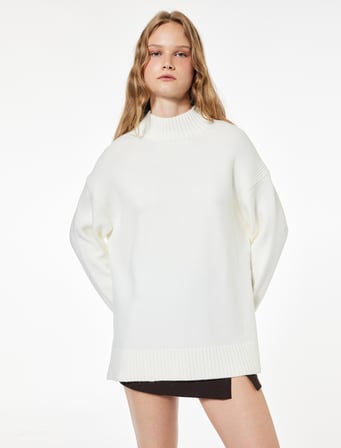 Uzun Kollu Dik Yaka Yırtmaç Detaylı Oversize Triko Tunik