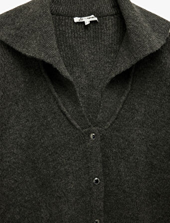 Rahat Kalıp Düğmeli Uzun Kollu Geniş V Yaka Triko Hırka