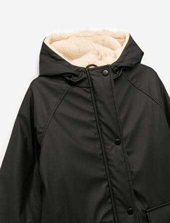 Uzun Kollu Peluş Detaylı Kapşonlu Yağmurluk