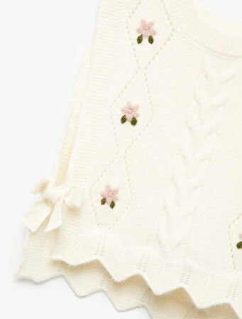 Çiçek Detaylı Kolsuz Bisiklet Yaka Crop Triko Süveter