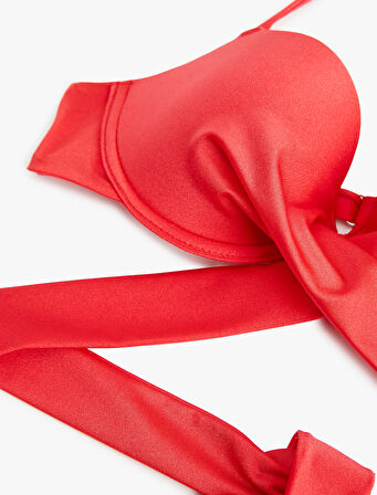 Boyundan Bağlamalı Çapraz Kuşak Aksesuar Detaylı Push-Up Bikini Üstü