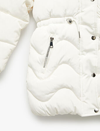 Uzun Kollu Peluş Detaylı Kapşonlu Fermuarlı Şişme Mont