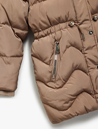 Uzun Kollu Peluş Detaylı Kapşonlu Fermuarlı Şişme Mont