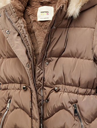 Uzun Kollu Peluş Detaylı Kapşonlu Fermuarlı Şişme Mont