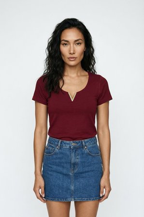 Bordo Kadın V Yaka Metal Aksesuarlı Kısa Kollu Body