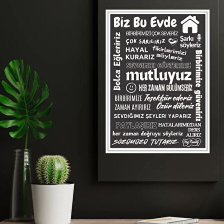 Bu Evde Her Zaman Gülümseriz Yazısı (Beyaz Çerçeve Görünümlü) Gri Zemin Beyaz Yazılı 40x55 PVC 1mm  