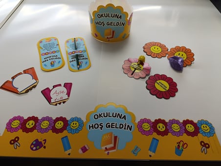 OKULUNA / SINIFINA HOŞ GELDİN ÖĞRENCİ TACI VE HEDİYE KARTI SETİ(5 PARÇA)  8'Lİ 03
