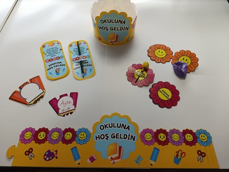OKULUNA / SINIFINA HOŞ GELDİN ÖĞRENCİ TACI VE HEDİYE KARTI SETİ(5 PARÇA)  12'Lİ 03