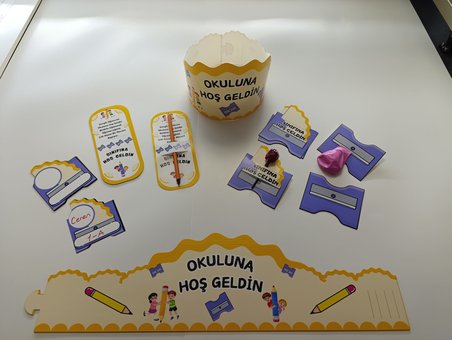 OKULUNA / SINIFINA HOŞ GELDİN ÖĞRENCİ TACI VE HEDİYE KARTI SETİ(5 PARÇA)  8'Lİ 04