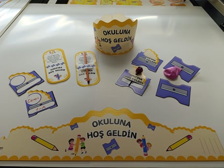 OKULUNA / SINIFINA HOŞ GELDİN ÖĞRENCİ TACI VE HEDİYE KARTI SETİ(5 PARÇA)  12'Lİ 04
