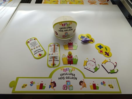 OKULUNA / SINIFINA HOŞ GELDİN ÖĞRENCİ TACI VE HEDİYE KARTI SETİ(5 PARÇA)  8'Lİ 05