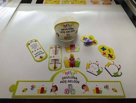 OKULUNA / SINIFINA HOŞ GELDİN ÖĞRENCİ TACI VE HEDİYE KARTI SETİ(5 PARÇA)  12'Lİ 05