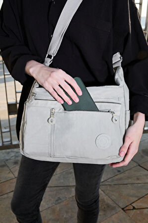 Kadın Orta Boy 7 Bölmeli Suya Dayanıklı Krinkıl Kumaş Açık Gri Çapraz Askılı Omuz Çantası