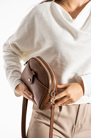 Kadın Suni Deri Ayarlanabilir Çapraz Askılı 4 Bölmeli Mıknatıs Toka Detaylı Taba Omuz Çantası