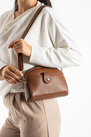 Kadın Suni Deri Ayarlanabilir Çapraz Askılı 4 Bölmeli Mıknatıs Toka Detaylı Taba Omuz Çantası