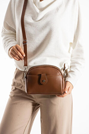 Kadın Suni Deri Ayarlanabilir Çapraz Askılı 4 Bölmeli Mıknatıs Toka Detaylı Taba Omuz Çantası