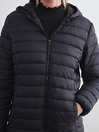 LCWAIKIKI Classic Siyah Kapüşonlu Kadın Şişme Mont