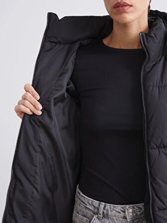 LCW Vision Siyah Kapüşonlu Kadın Şişme Mont