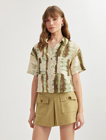 Aplike Çift Cep Detaylı Batik Desenli Viskon Kısa Kollu Crop Gömlek