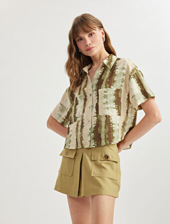 Aplike Çift Cep Detaylı Batik Desenli Viskon Kısa Kollu Crop Gömlek