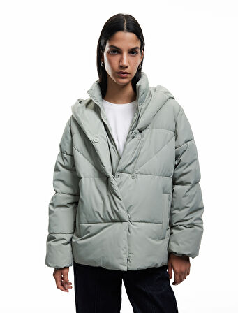 Kapüşonlu Fermuarlı Düğme Detaylı Cepli Rahat Kalıp Kapitone Şişme Mont