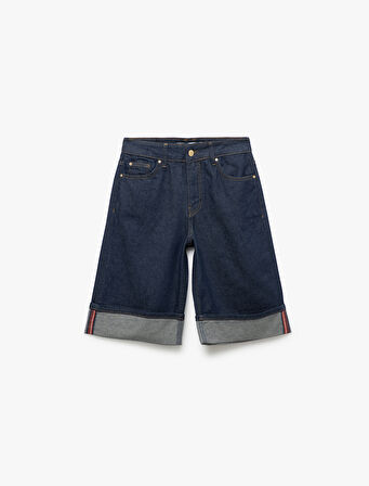 Katlı Paça Düğmeli Cep Detaylı Bermuda Denim Şort