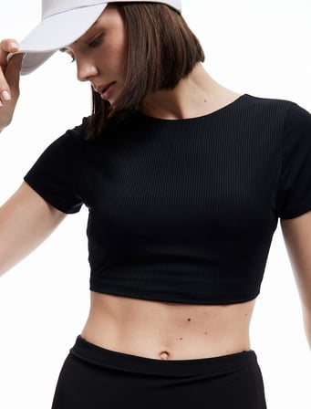 Kısa Kollu Bisiklet Yaka Arkası Dekolte Detaylı Fitilli Spor Crop Tişört
