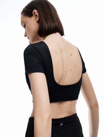 Kısa Kollu Bisiklet Yaka Arkası Dekolte Detaylı Fitilli Spor Crop Tişört