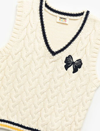 V Yaka Örgü Dokulu Fiyonk Detaylı Triko Süveter