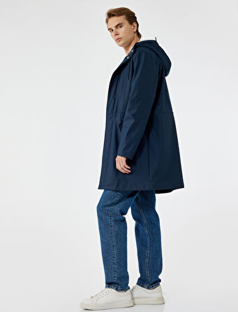 Kapaklı Cep Detaylı Bağcıklı Kapüşonlu Uzun Yağmurluk