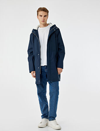 Kapaklı Cep Detaylı Bağcıklı Kapüşonlu Uzun Yağmurluk