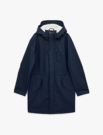 Kapaklı Cep Detaylı Bağcıklı Kapüşonlu Uzun Yağmurluk