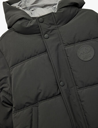 Cep Detaylı Uzun Kollu Su İtici Kapşonlu Mont