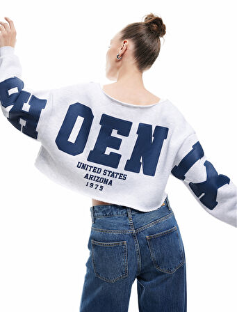 Kayık Yaka Baskılı Şardonlu Crop Sweashirt