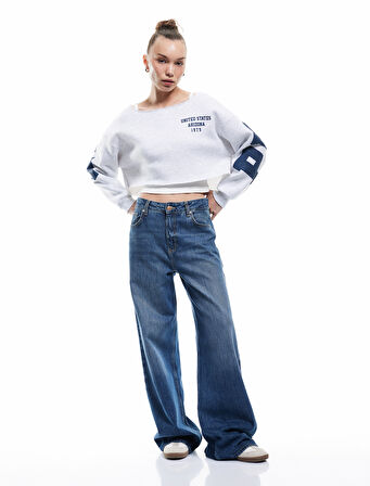 Kayık Yaka Baskılı Şardonlu Crop Sweashirt