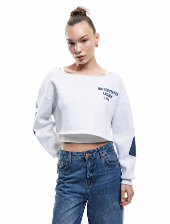 Kayık Yaka Baskılı Şardonlu Crop Sweashirt