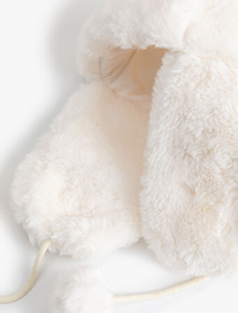 Ponpon Detaylı Kulaklı Peluş Şapka