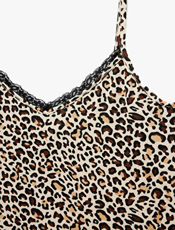 V Yaka Dantel Detaylı Leopar Desenli Askılı Pijama Üstü