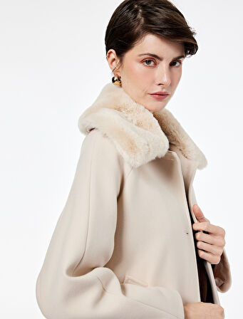 Uzun Kollu Cepli Düğmeli Çıkarılabilir Suni Kürk Yakalı Kaşe Kaban