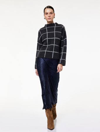 Slim Fit Balık Kesim Dokulu Midi Saten Etek