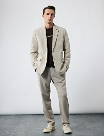 Uzun Kollu Kapaklı Cep Detaylı Düğmeli Slim Fit Mono Yaka Blazer Ceket